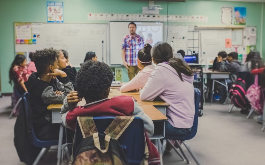 Docent voor de klas met digibord