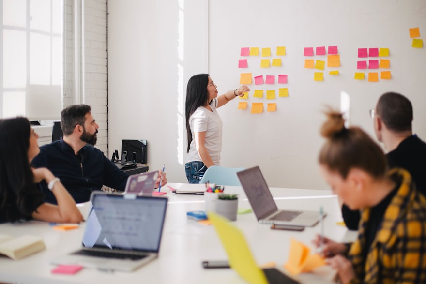 Werksessie met team en post-its